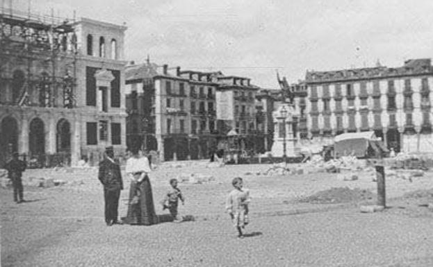 Otra escena de las obras de la Plaza Mayor, con la escultura al fondo.