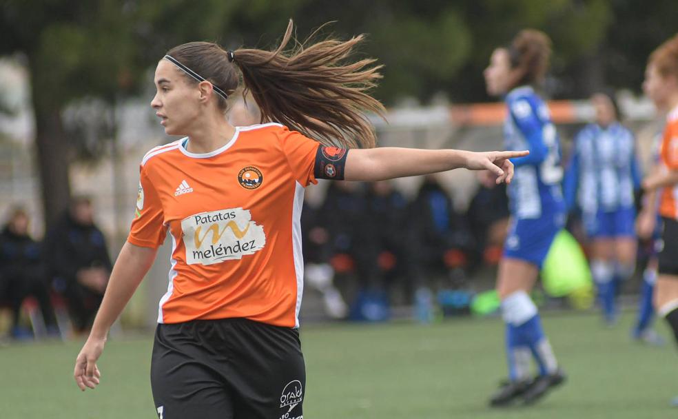 Sandra Pascual da indicaciones a sus compañeras durante el partido frente al Alavés.