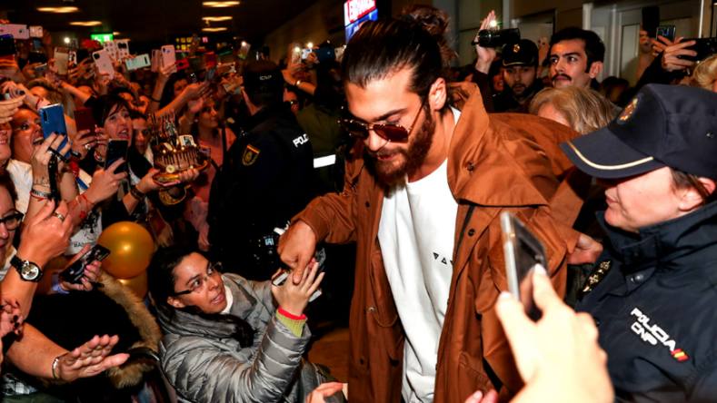 Tras su paso por Italia y su éxito en toda Europa, hordas de admiradoras esperaron el pasado domingo 24 de noviembre la llegada del galán de la serie Erkenci Kuş a Madrid con un multitudinario recibimiento en el aeropuerto de Barajas. Estos días le acompañan en su visita