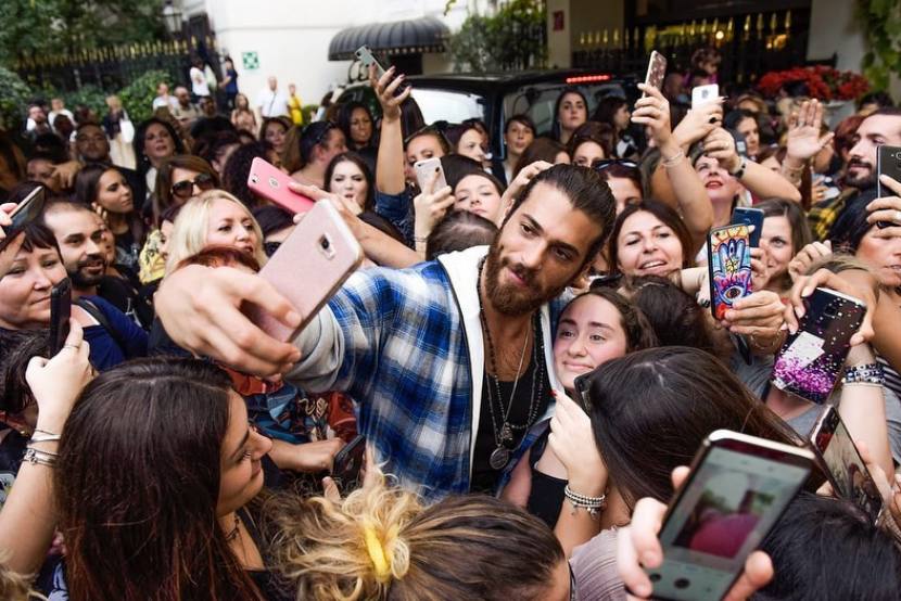 El actor Can Yaman con fans italianas.