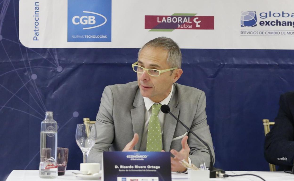 El rector de la USAL, Ricardo Rivero, esta mañana en el Foro Económico de El Norte de Castilla.