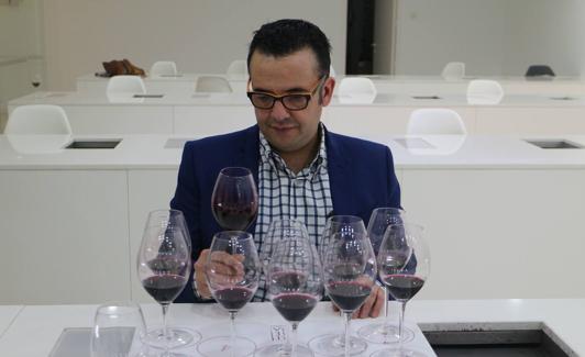 Marcelino Calvo cata en la sede del Consejo Regulador de la DO Ribera del Duero. 