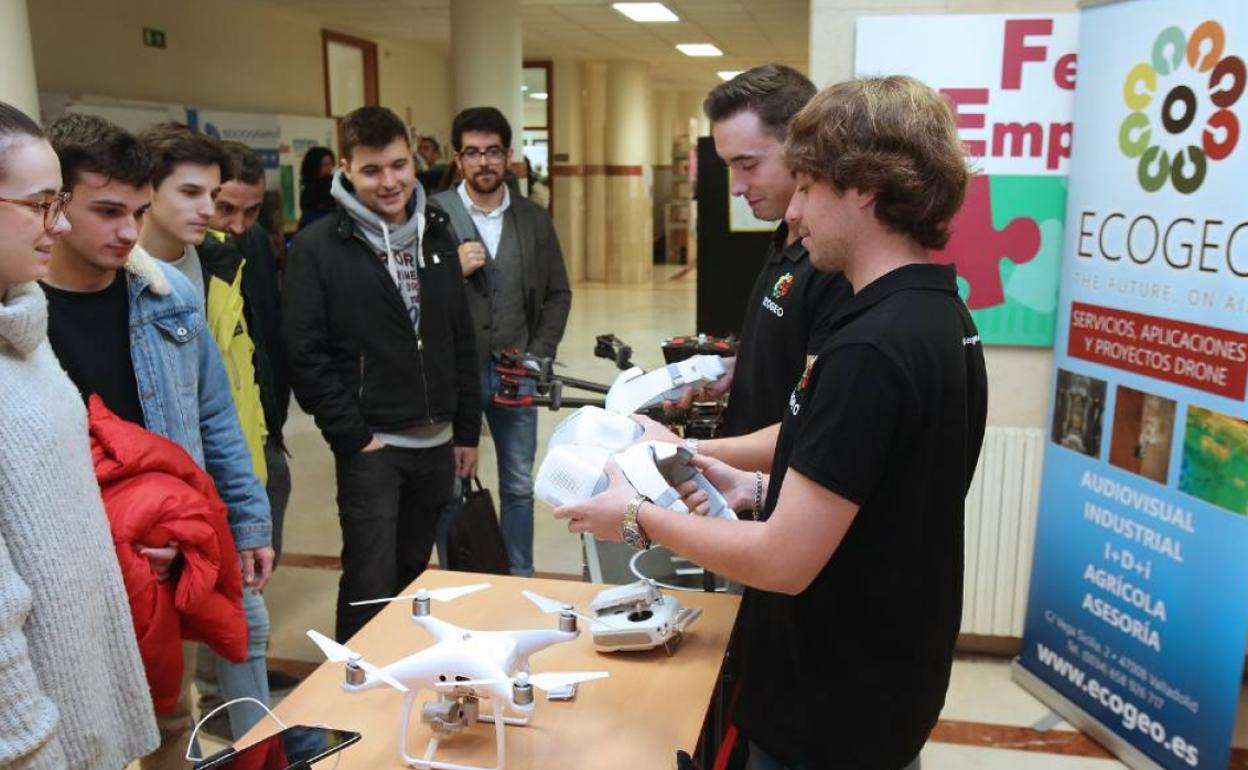 Emprendedores muestran unos drones a estudiantes en la XII Feria del Emprendedor de la Facultad de Comercio.