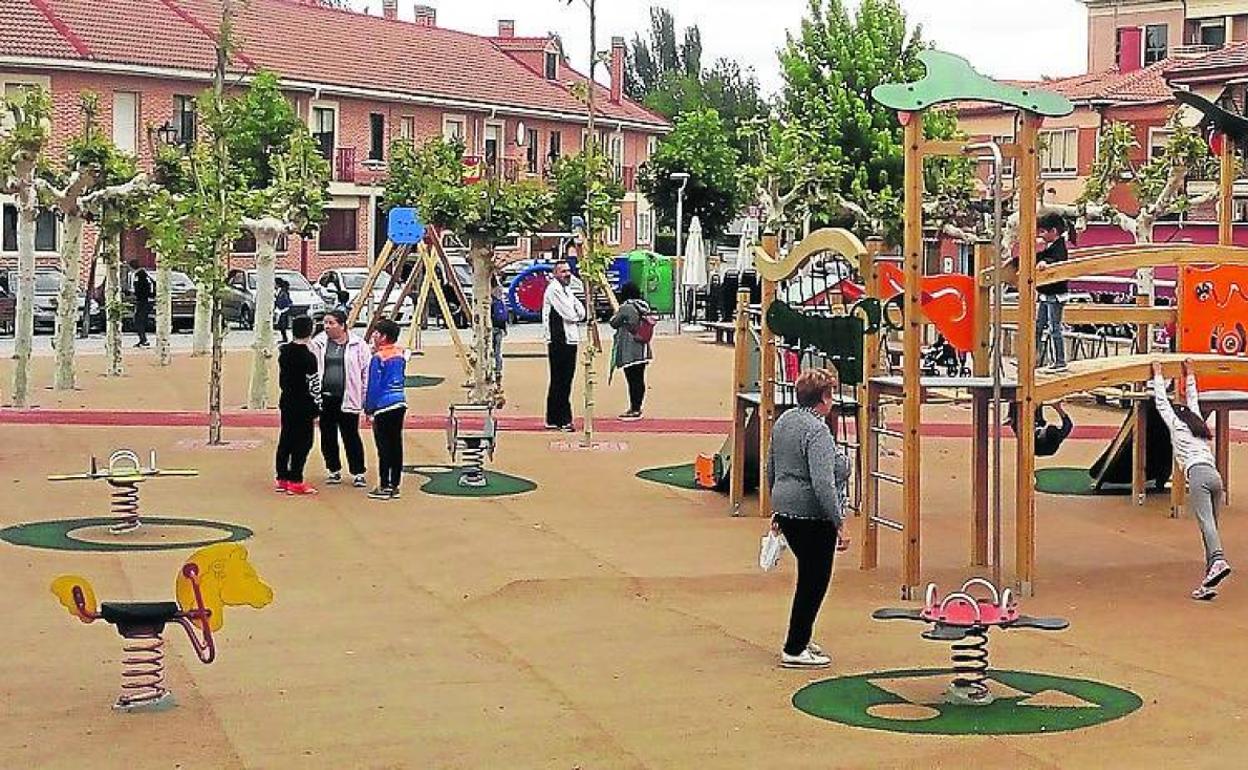 NIños jugando en un parque infantil del municipio. 