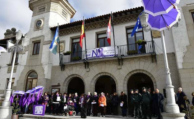 Concentración contra la violencia de género celebrada este lunes en el Ayuntamiento de El Espinar. 