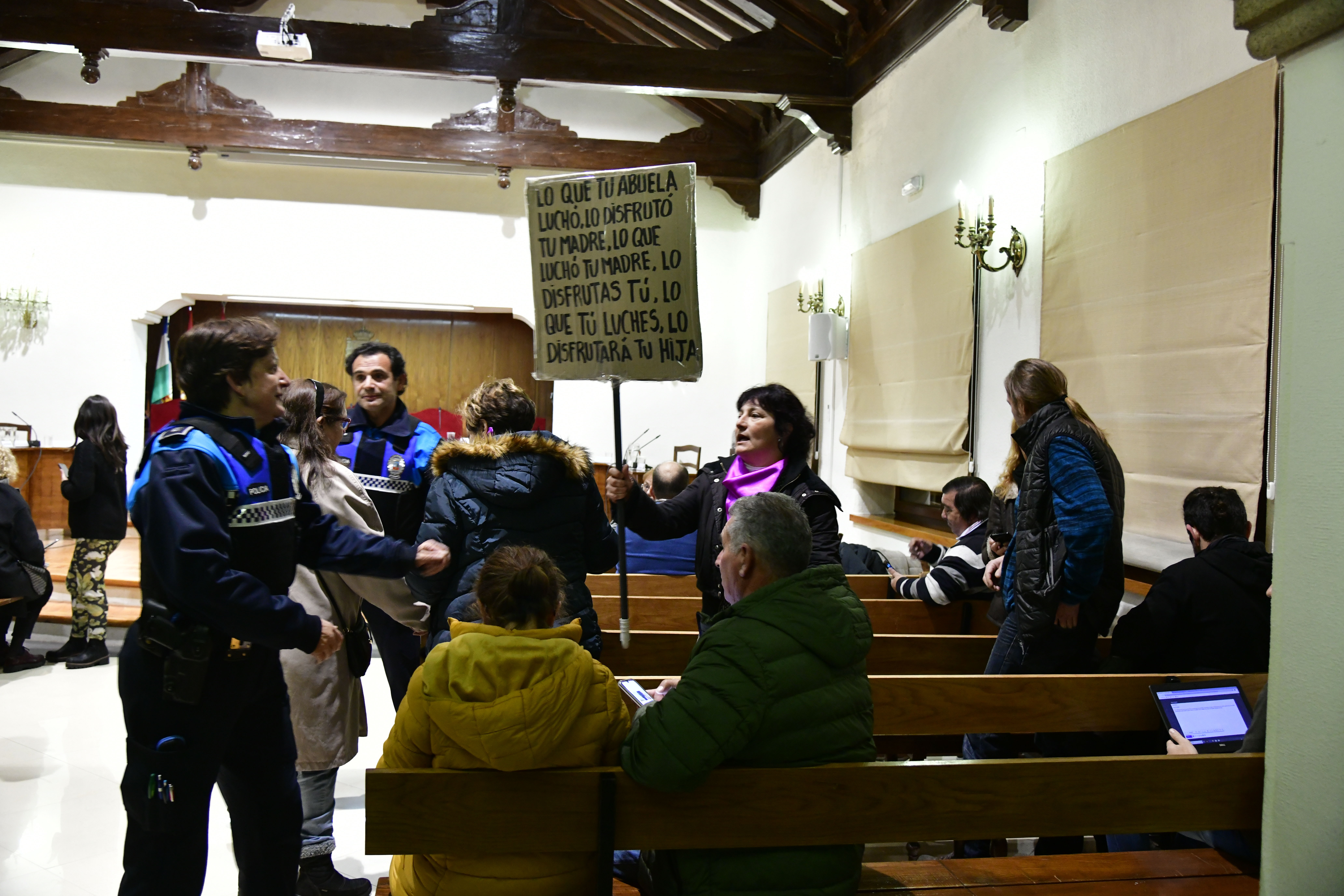 Policías locales conminan a desalojar el salón de plenos del Ayuntamiento de El Espinar.