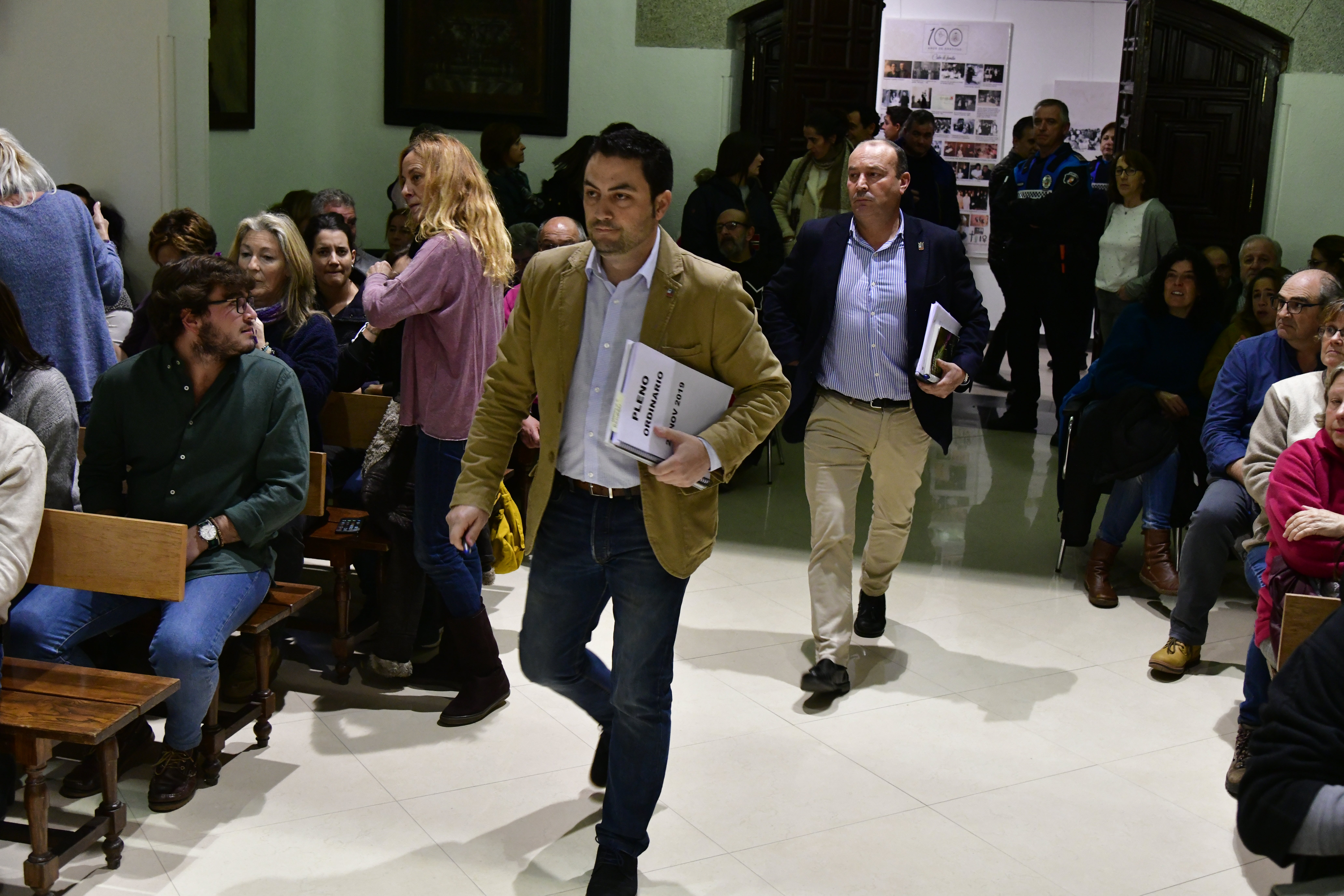 Policías locales conminan a desalojar el salón de plenos del Ayuntamiento de El Espinar.