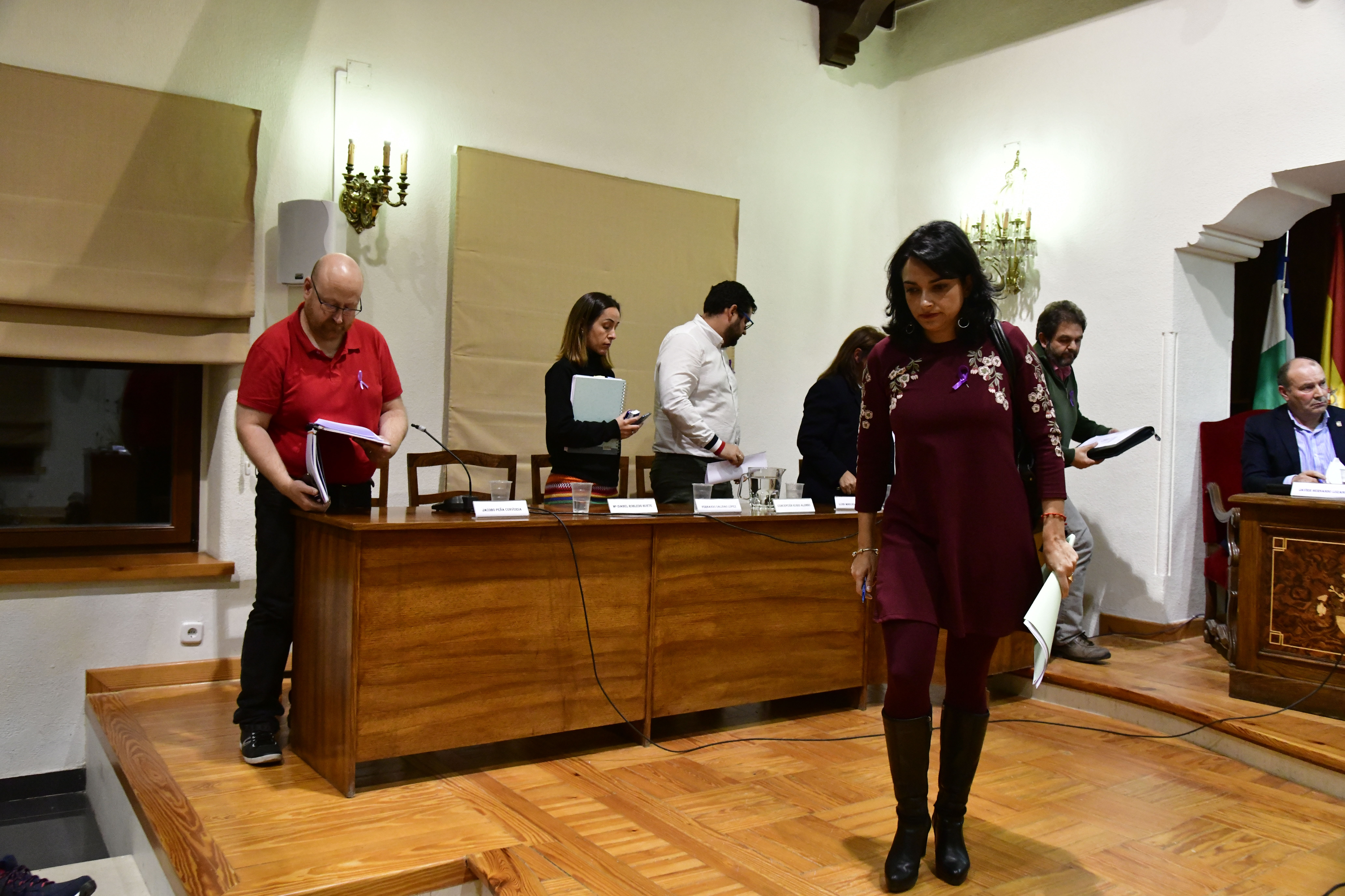 Policías locales conminan a desalojar el salón de plenos del Ayuntamiento de El Espinar.