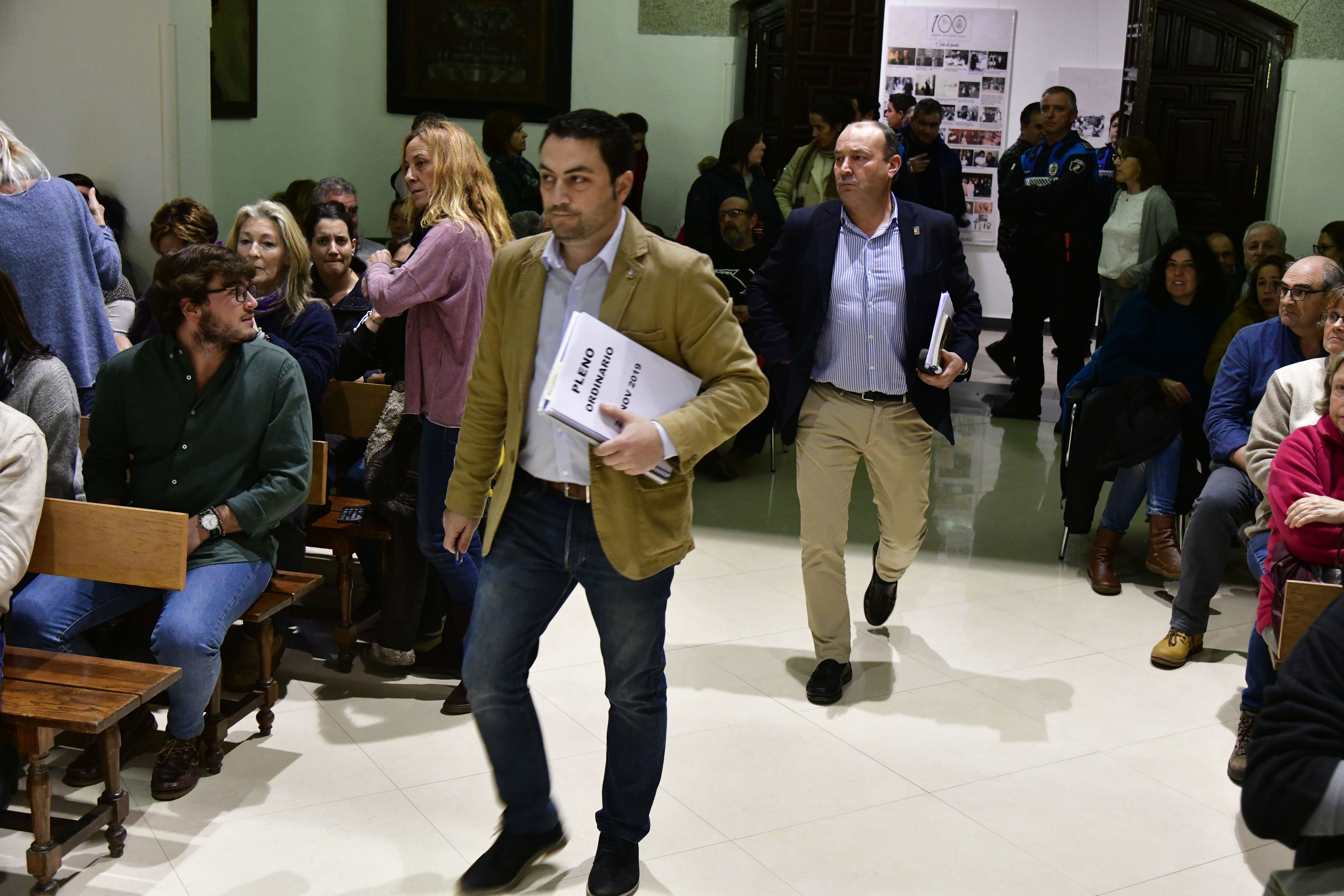 Policías locales conminan a desalojar el salón de plenos del Ayuntamiento de El Espinar.