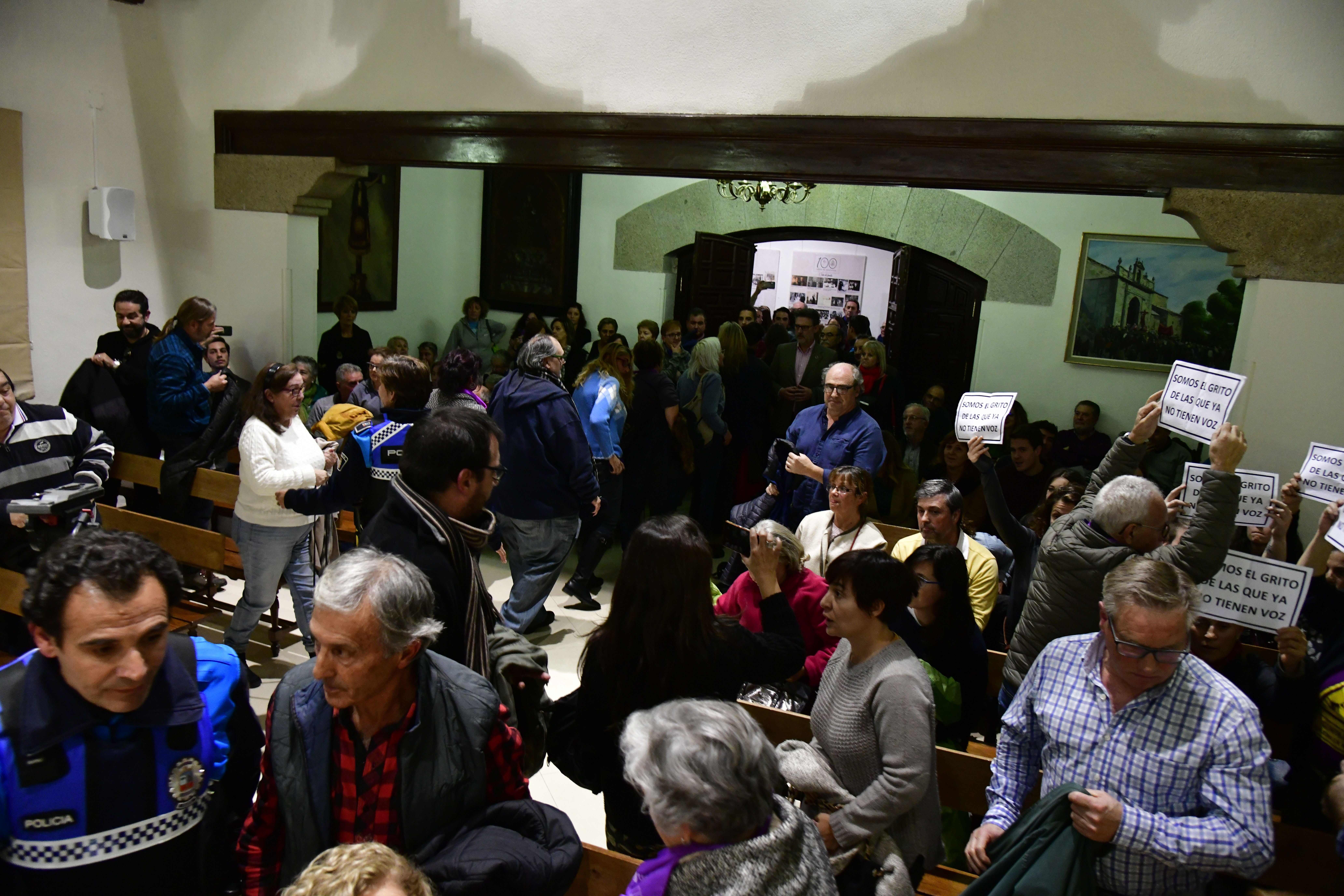Policías locales conminan a desalojar el salón de plenos del Ayuntamiento de El Espinar.