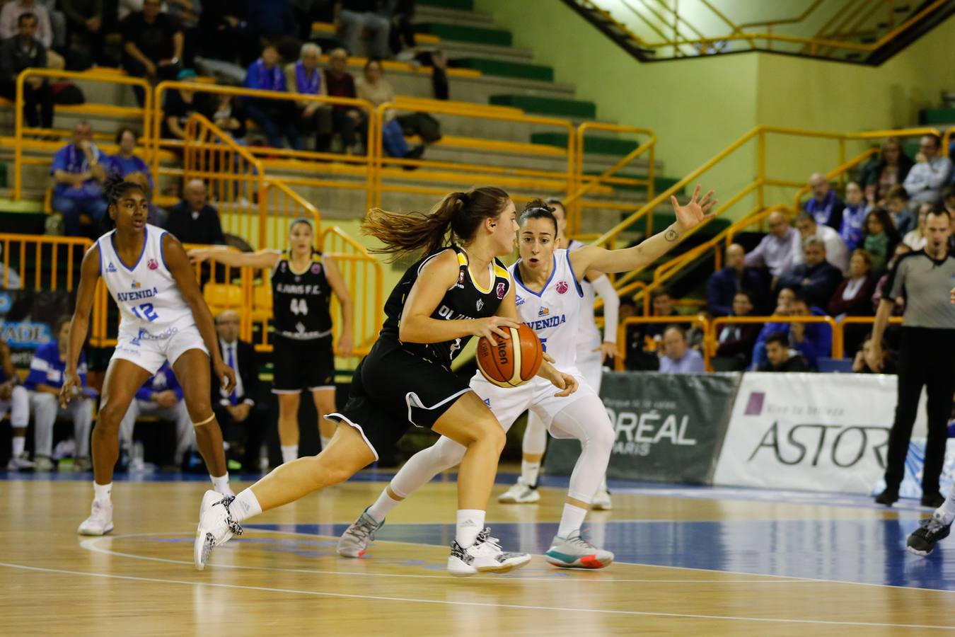 Partido CB Avenida - Olivais FC (92-49).