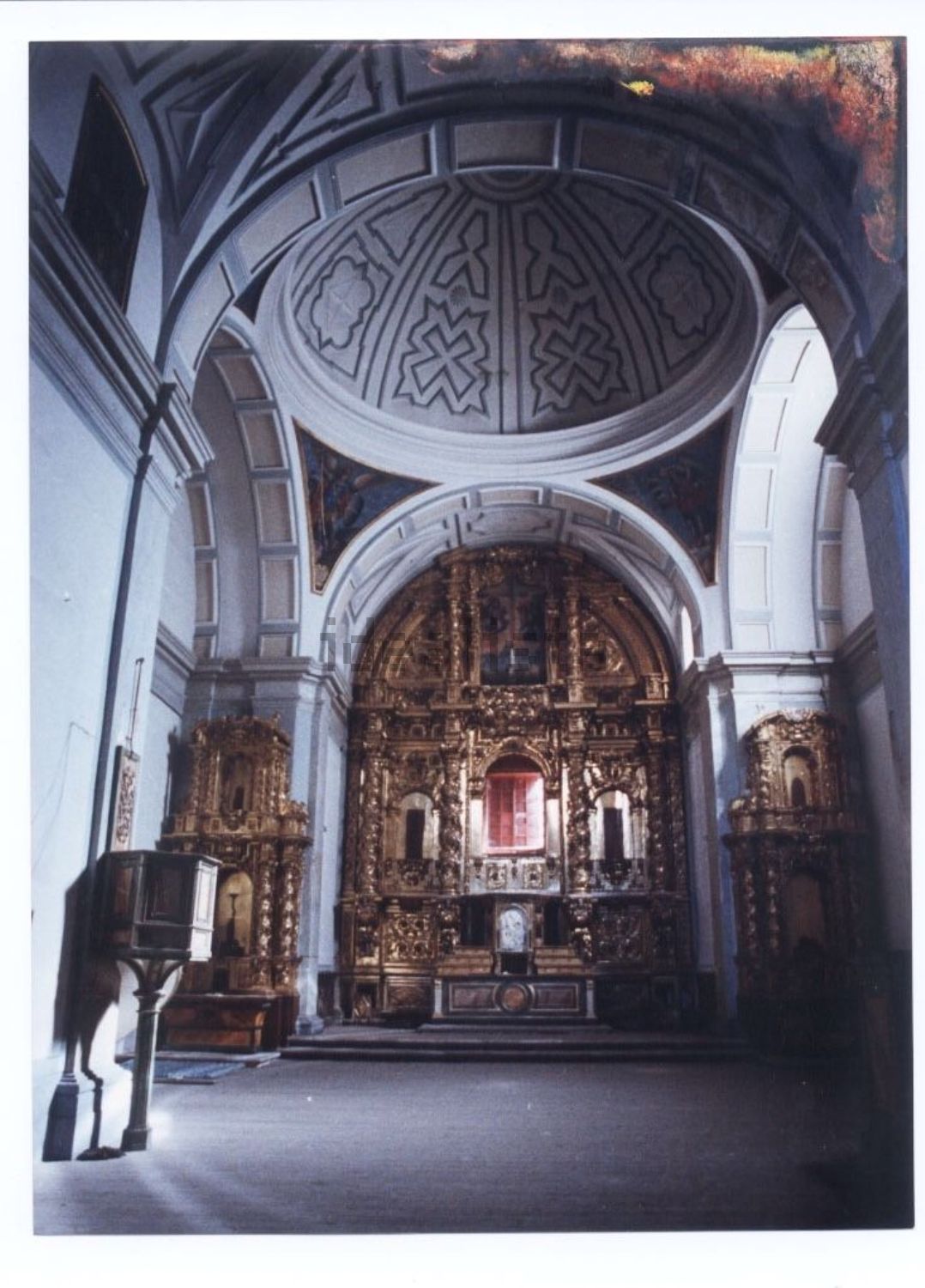 Imagen principal - Interior de la iglesia conventual, vista general del lateral del palacio y la fachada de la iglesia y fotografía antigua de la misma fachada.