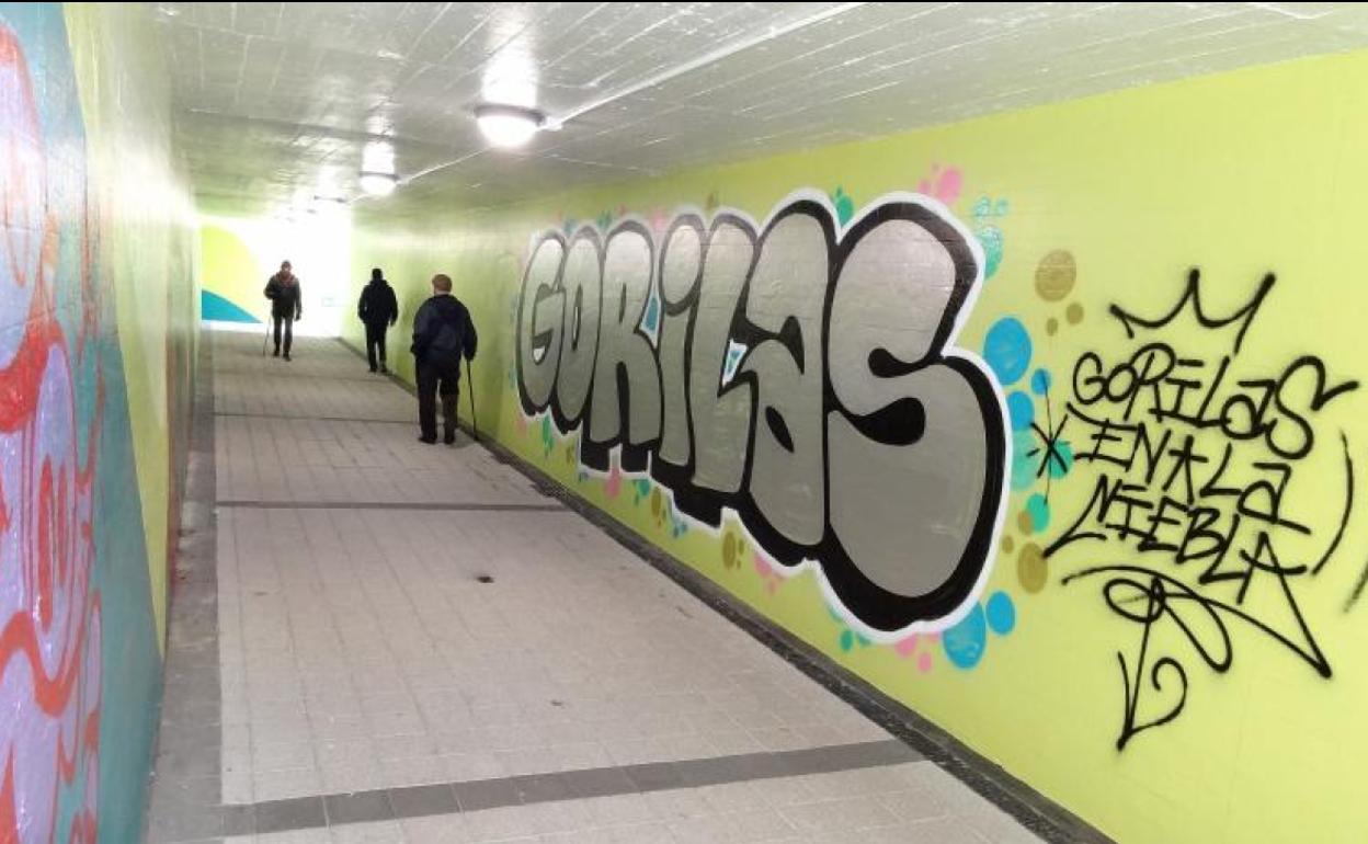 La nueva pintada del túnel peatonal de San Isidro, realizada durante la madrugada de este jueves.