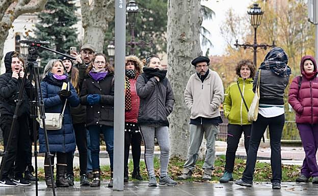 Un grupo de personas se ha concentrado a las puertas del TSJ, esperando la llegada de los acusados. 