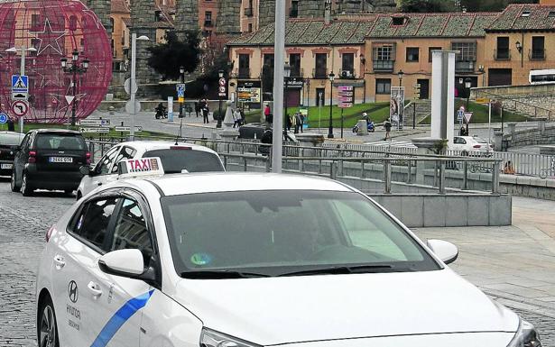 Un taxi de la ciudad circula por la avenida Padre Claret. 
