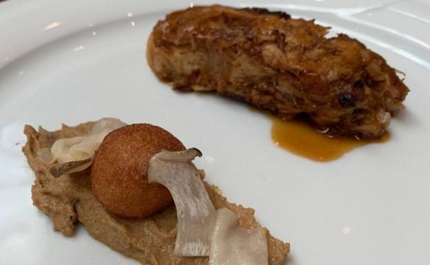 Imagen principal - En las dos imágenes de arriba, el plato con carne de conejo y el plato de pescado con corvina que elaboró Sheila García Sanz en VI Certamen Nacional de Gastronomía celebrado el pasado martes en Palma de Mallorca. Abajo, El postre preparado por el vallisoletano Julián Arranz. 