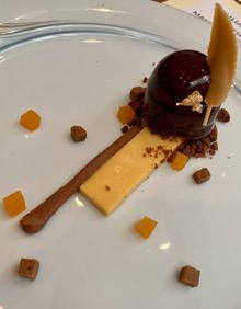 Imagen secundaria 2 - En las dos imágenes de arriba, el plato con carne de conejo y el plato de pescado con corvina que elaboró Sheila García Sanz en VI Certamen Nacional de Gastronomía celebrado el pasado martes en Palma de Mallorca. Abajo, El postre preparado por el vallisoletano Julián Arranz. 