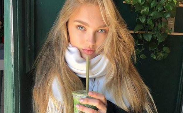 Romee Strijd luciendo un 'look' invernal con bufanda de punto blanca.