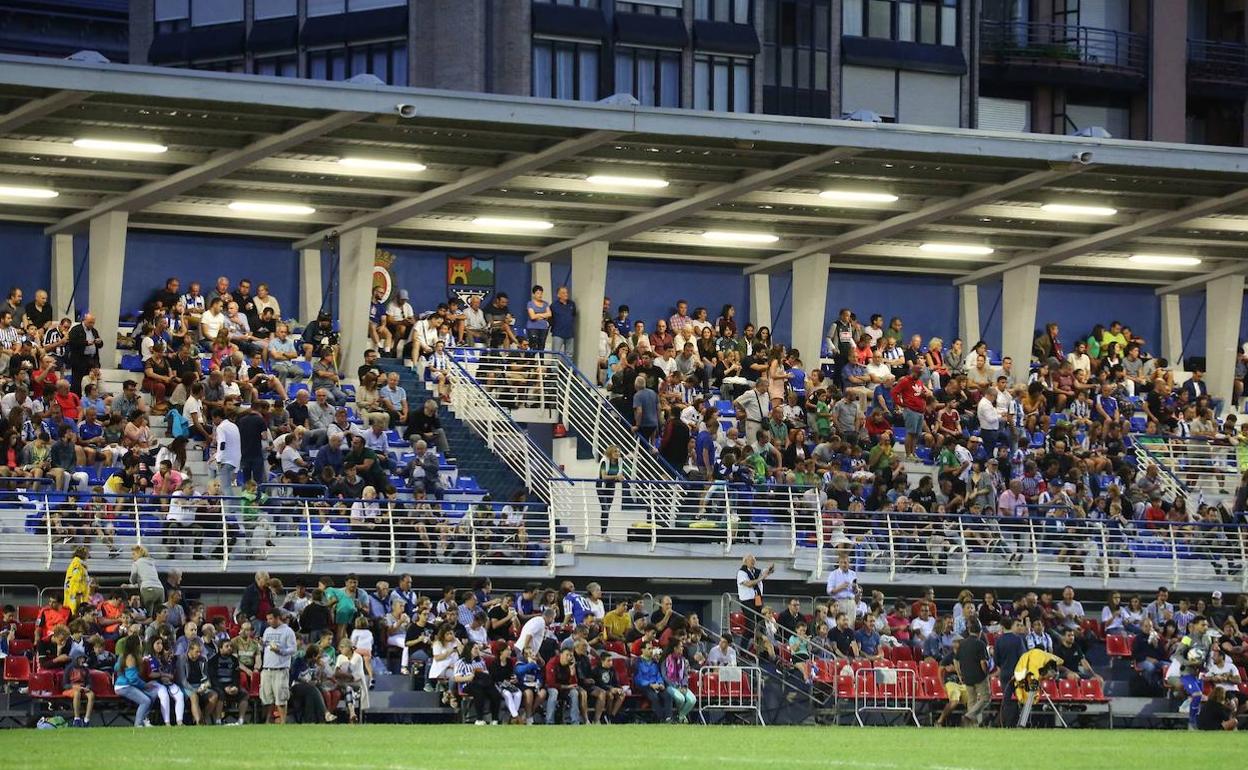 Grada del Estadio Berazubi, donde jugará el Real Valladolid en la Copa del Rey.