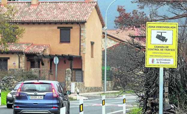 Cartel que avisa a la entrada de Trescasas de se va a pasar por una zona controlada por una cámara como la de arriba. 