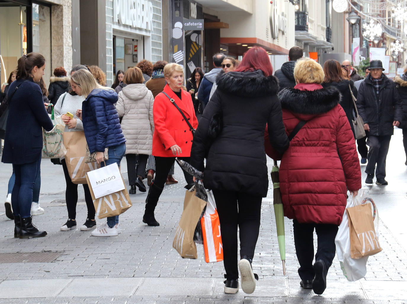Miles de vallisoletanos han aprovechado hoy la jornada de descuentos del 'Black Friday' para hacer sus compras. 