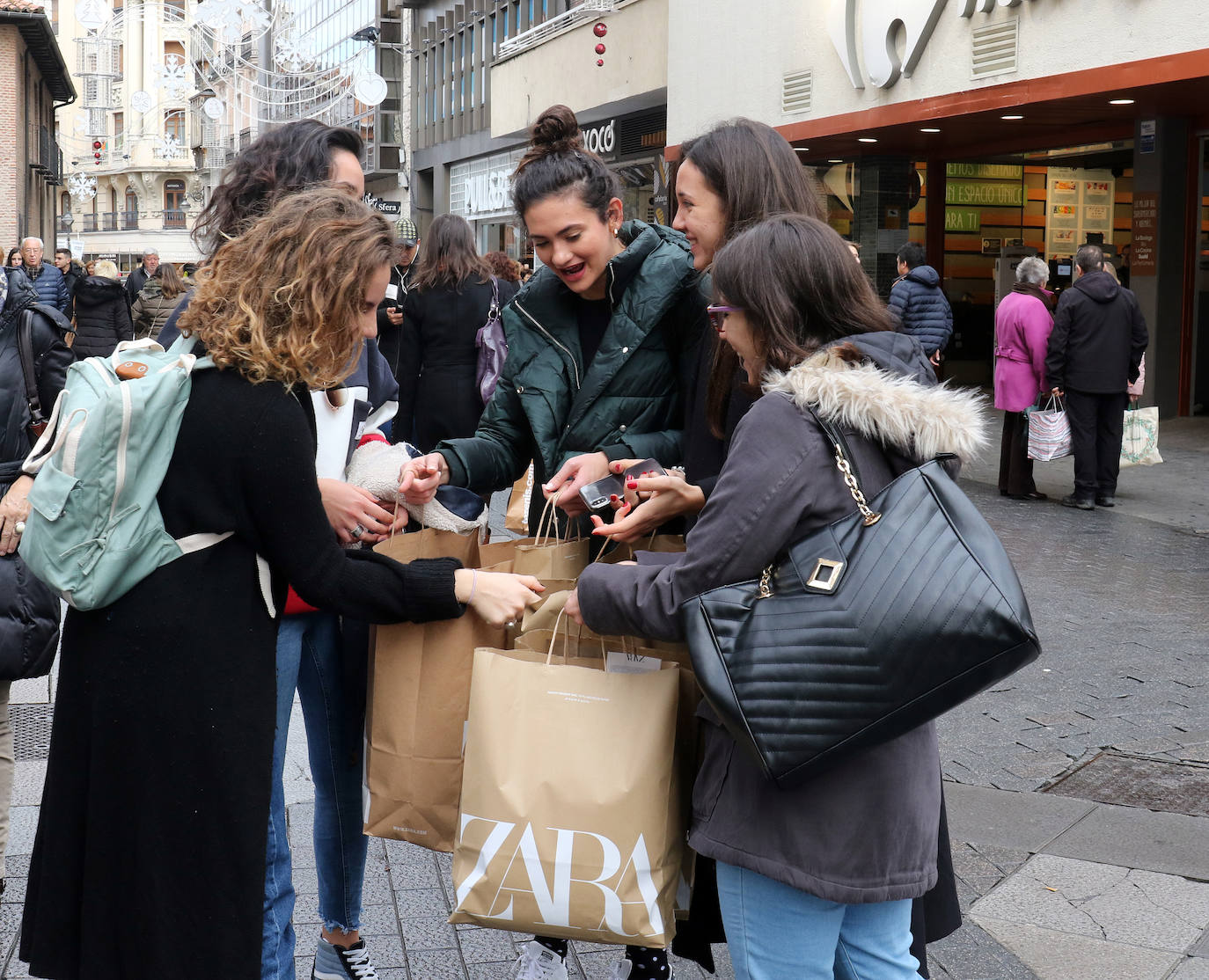 Miles de vallisoletanos han aprovechado hoy la jornada de descuentos del 'Black Friday' para hacer sus compras. 