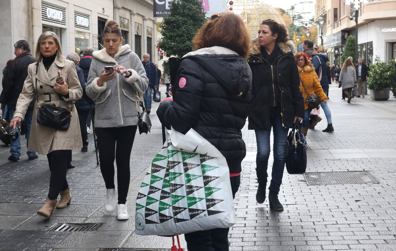 Miles de vallisoletanos han aprovechado hoy la jornada de descuentos del 'Black Friday' para hacer sus compras. 