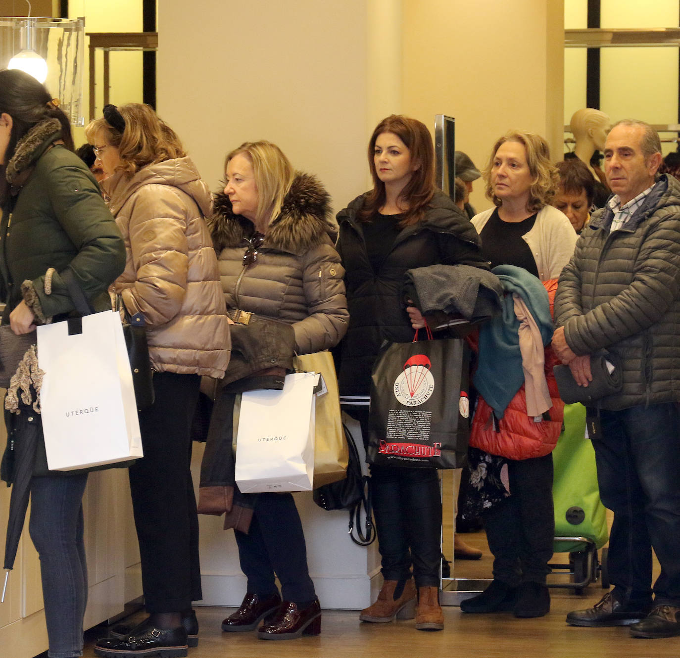 Miles de vallisoletanos han aprovechado hoy la jornada de descuentos del 'Black Friday' para hacer sus compras. 