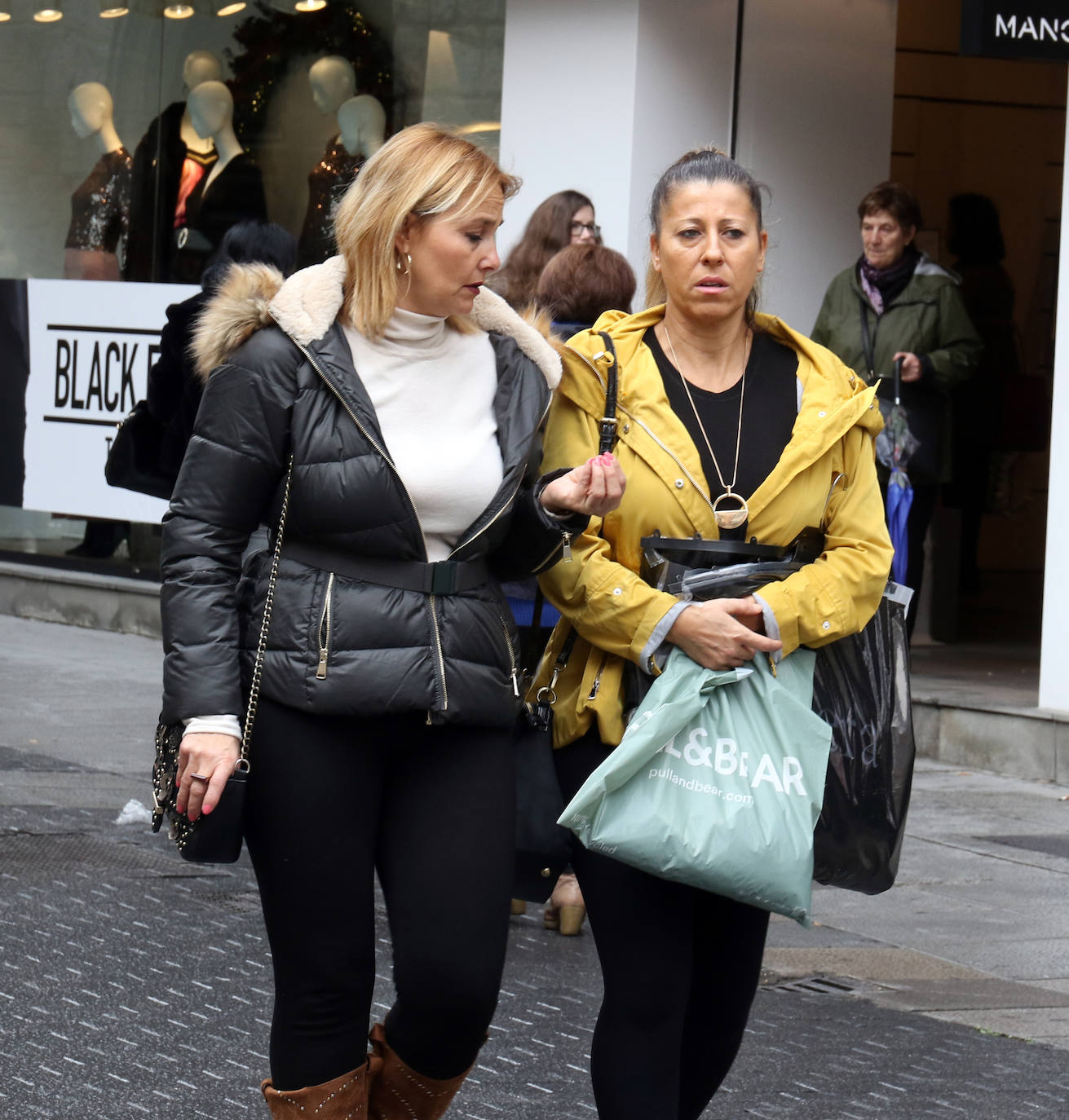 Miles de vallisoletanos han aprovechado hoy la jornada de descuentos del 'Black Friday' para hacer sus compras. 