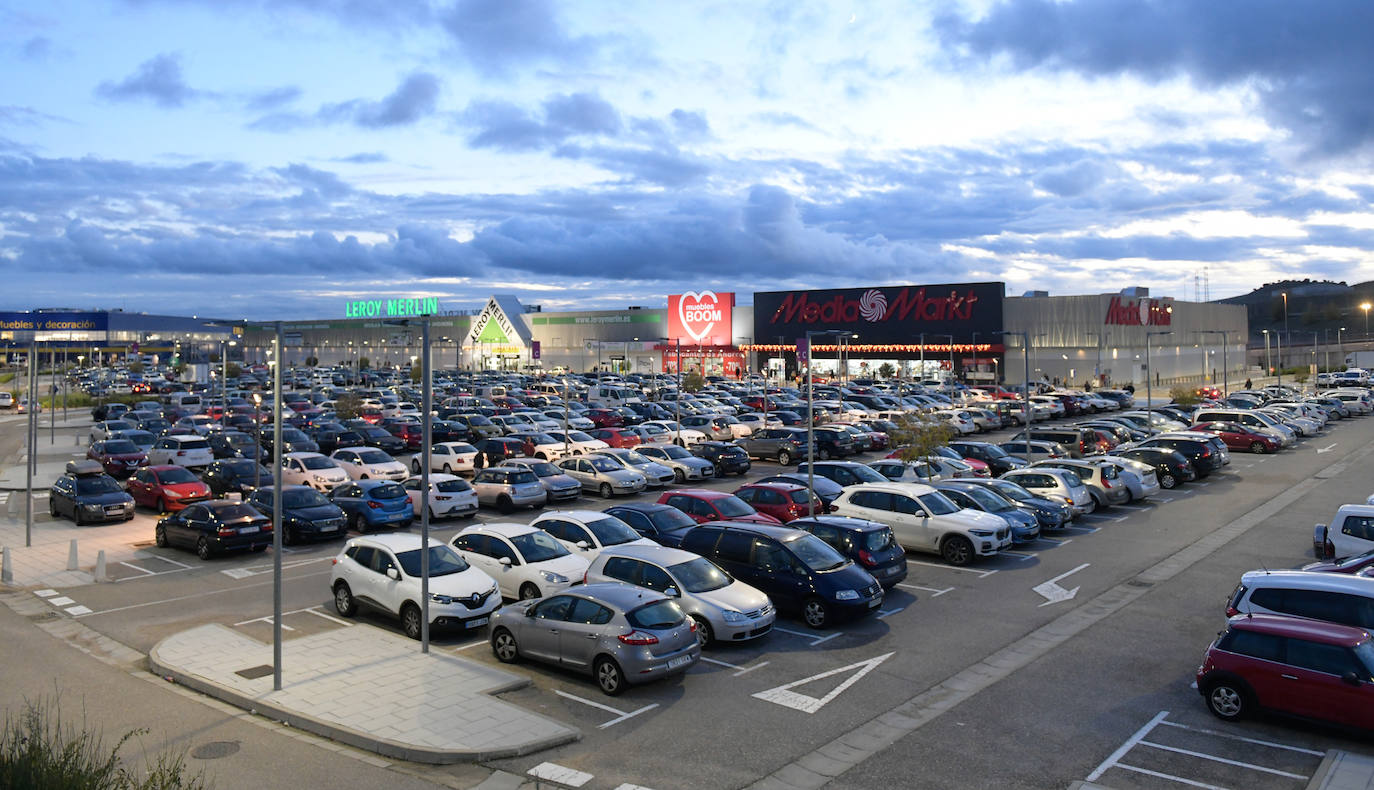 Miles de vallisoletanos han aprovechado hoy la jornada de descuentos del 'Black Friday' para hacer sus compras. 