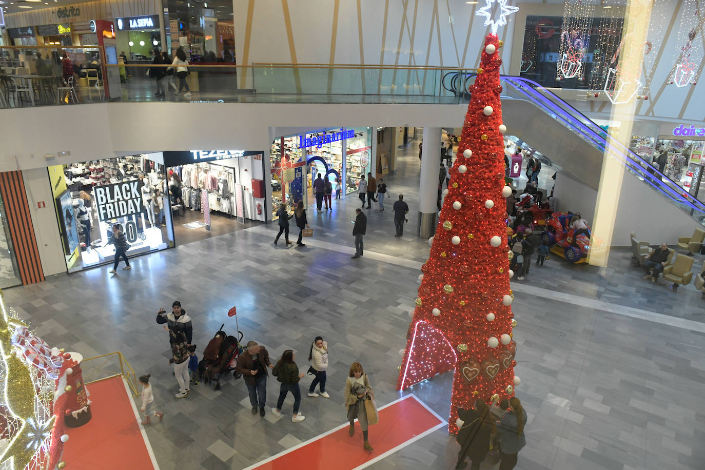 Miles de vallisoletanos han aprovechado hoy la jornada de descuentos del 'Black Friday' para hacer sus compras. 