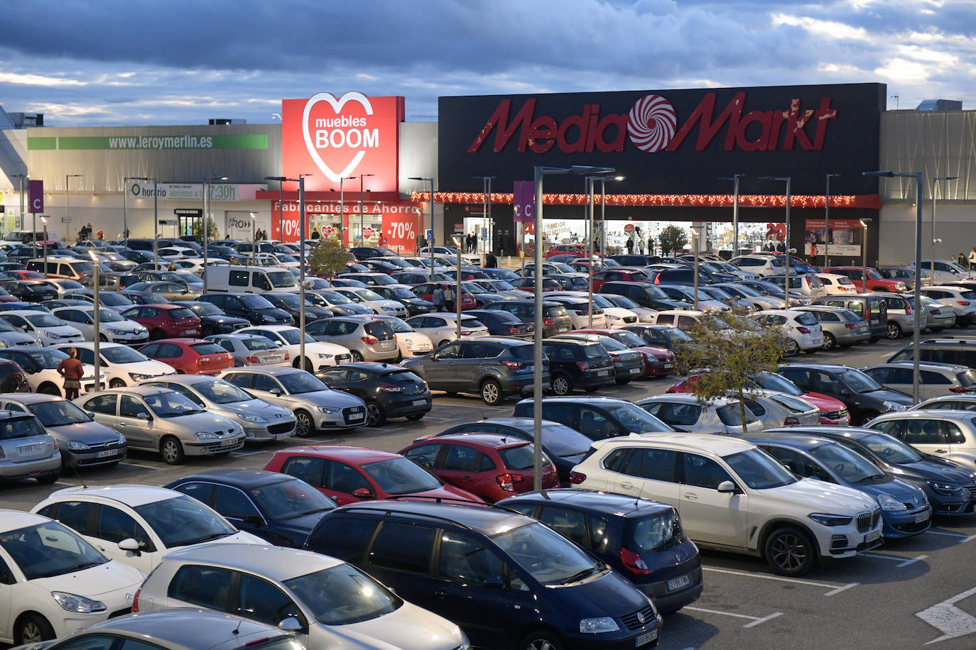 Miles de vallisoletanos han aprovechado hoy la jornada de descuentos del 'Black Friday' para hacer sus compras. 