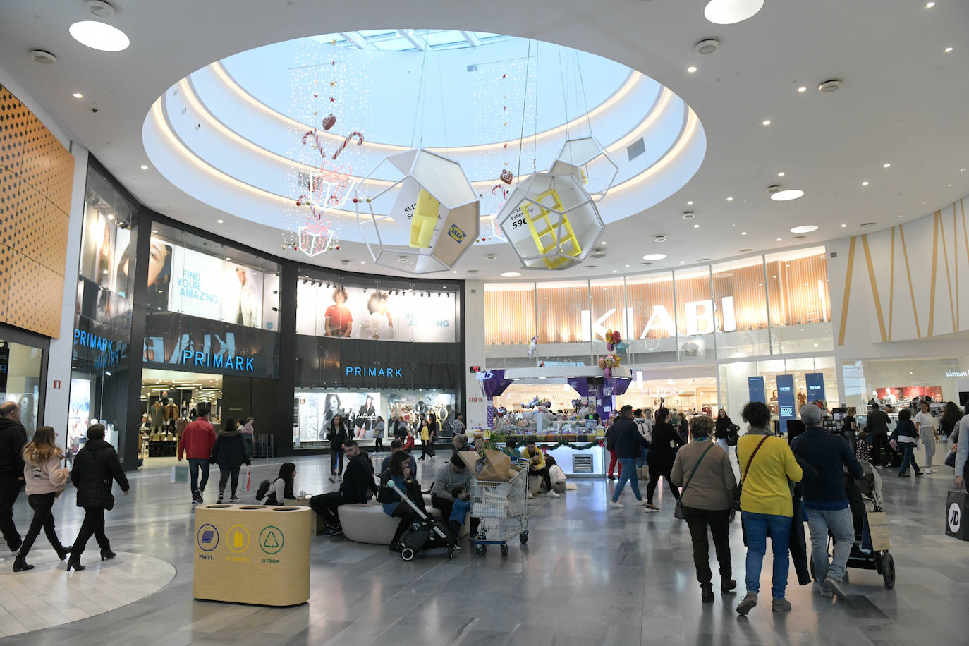 Miles de vallisoletanos han aprovechado hoy la jornada de descuentos del 'Black Friday' para hacer sus compras. 