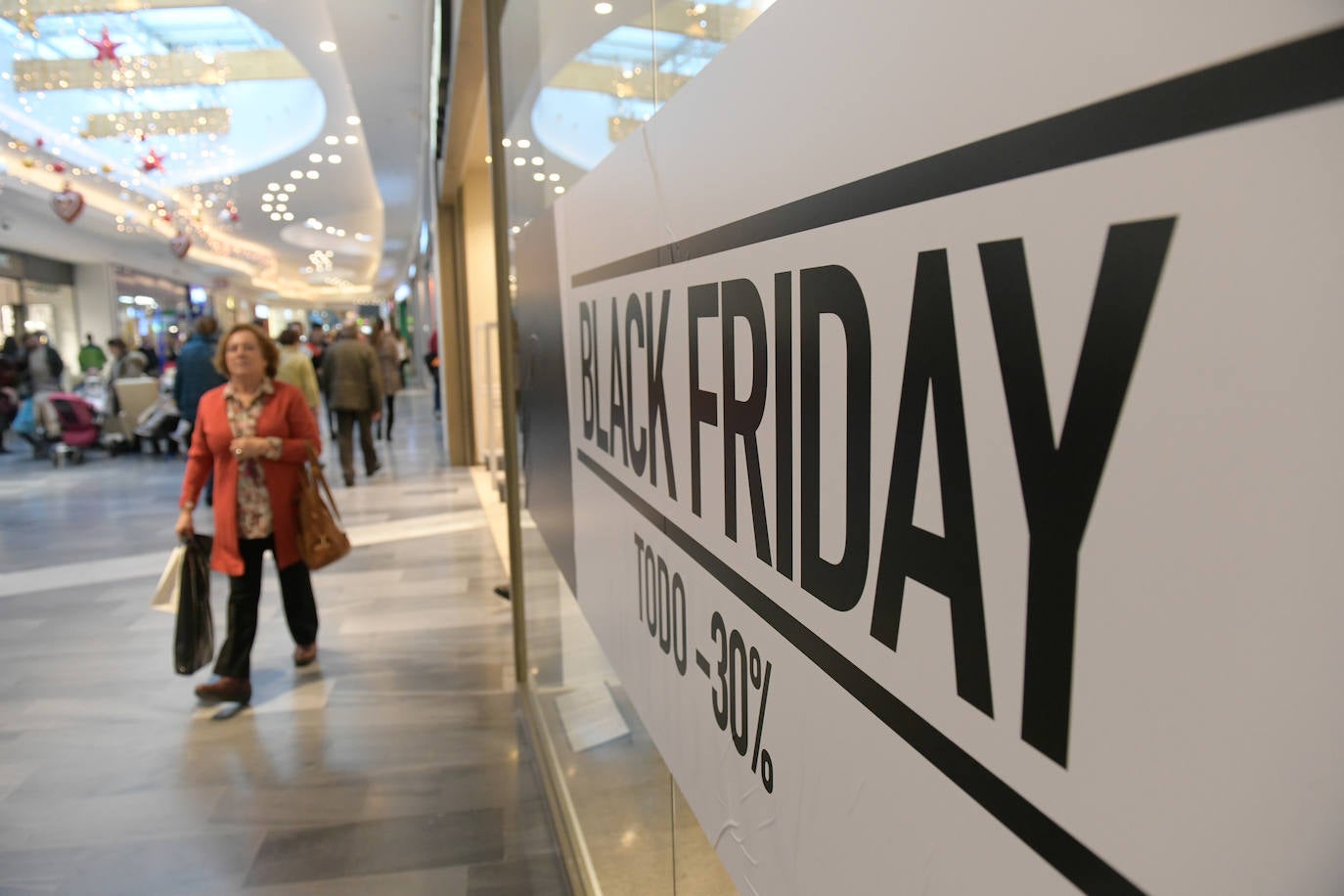 Miles de vallisoletanos han aprovechado hoy la jornada de descuentos del 'Black Friday' para hacer sus compras. 