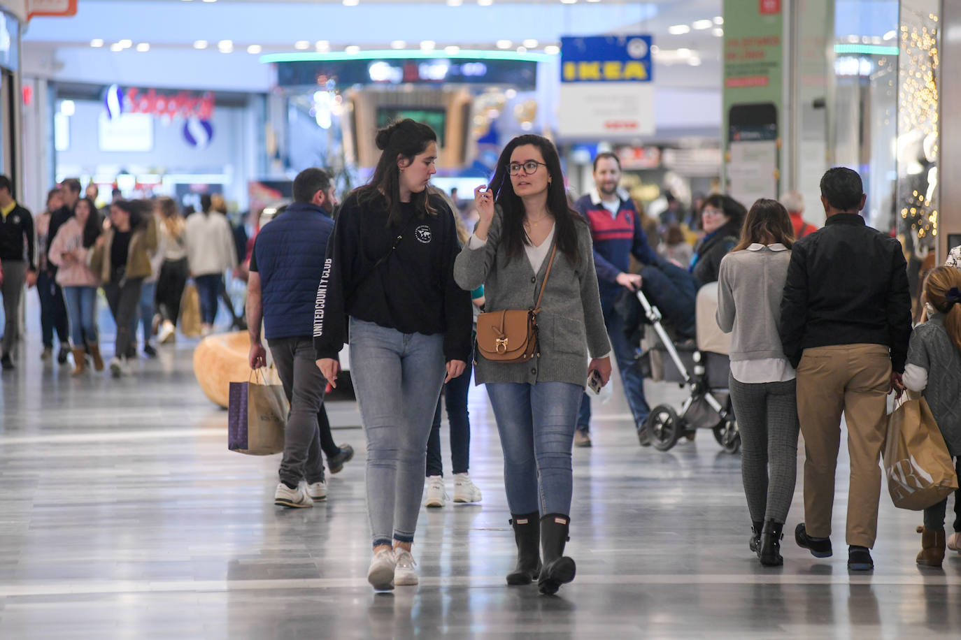 Miles de vallisoletanos han aprovechado hoy la jornada de descuentos del 'Black Friday' para hacer sus compras. 