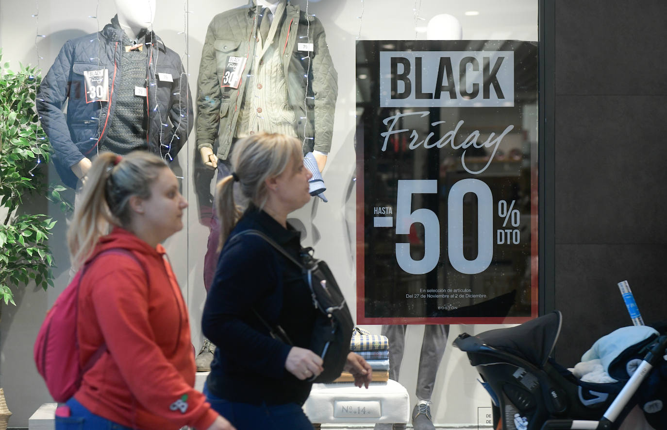 Miles de vallisoletanos han aprovechado hoy la jornada de descuentos del 'Black Friday' para hacer sus compras. 