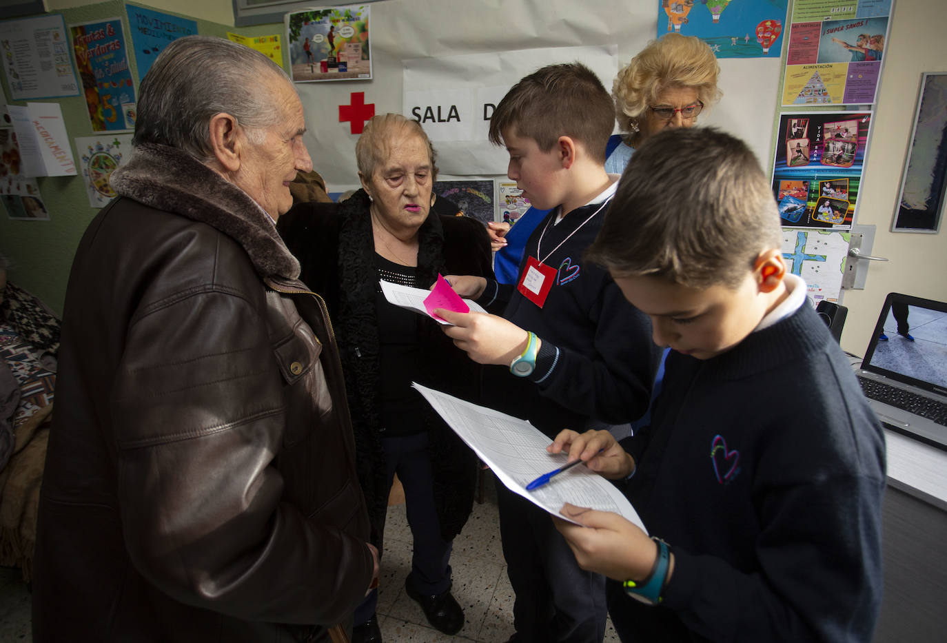 Los alumnos de primaria del colegio Amor de Dios han montado una gran consulta para sus abuelos en la que han defendido de manera práctica 'Más movimiento, menos medicamento', un programa para fomentar hábitos saludables, conocer el cuerpo humano y recurrir al cariño en forma de 'abrazoterapia'