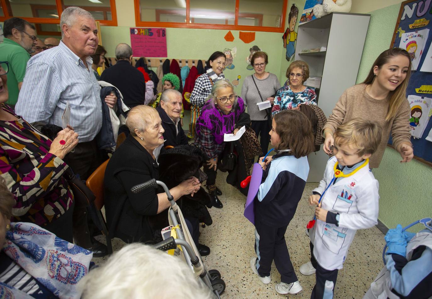 Los alumnos de primaria del colegio Amor de Dios han montado una gran consulta para sus abuelos en la que han defendido de manera práctica 'Más movimiento, menos medicamento', un programa para fomentar hábitos saludables, conocer el cuerpo humano y recurrir al cariño en forma de 'abrazoterapia'