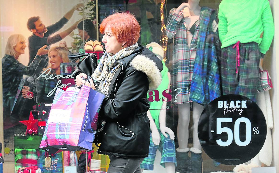Anuncio del descuento del 'Black Friday' en una tienda en Valladolid.