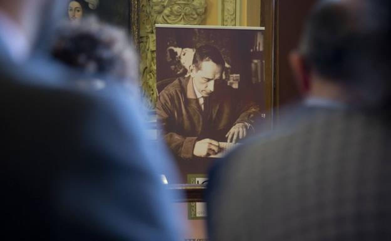 Retrato de Miguel Delibes, en el Ayuntamiento de Valladolid durante lapresentación de los actos del Centenario.