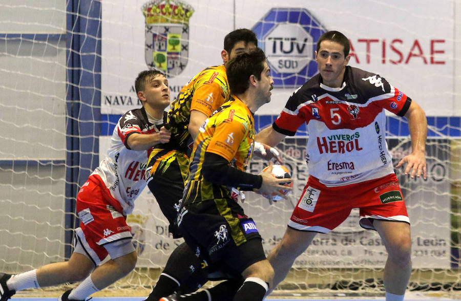 Fotos: Derrota del Balonmano Nava ante el Puente Genil (24-25)