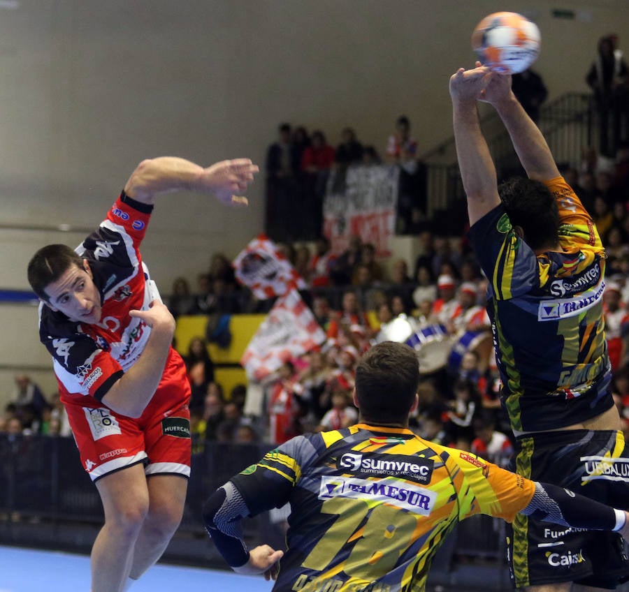 Fotos: Derrota del Balonmano Nava ante el Puente Genil (24-25)