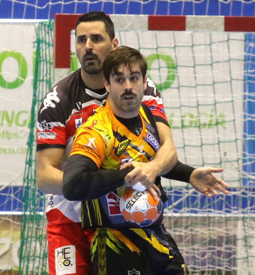 Fotos: Derrota del Balonmano Nava ante el Puente Genil (24-25)