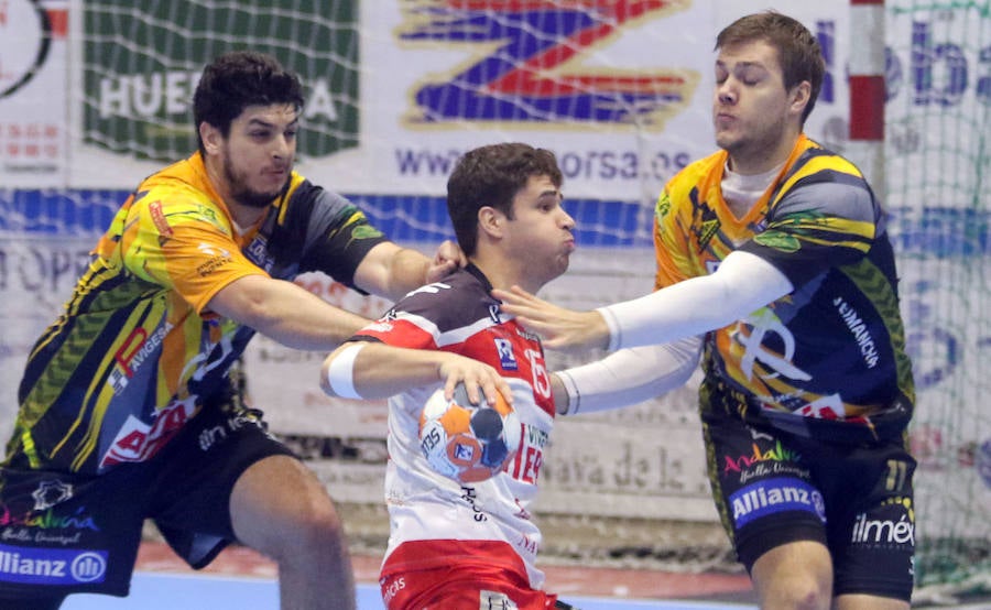 Fotos: Derrota del Balonmano Nava ante el Puente Genil (24-25)