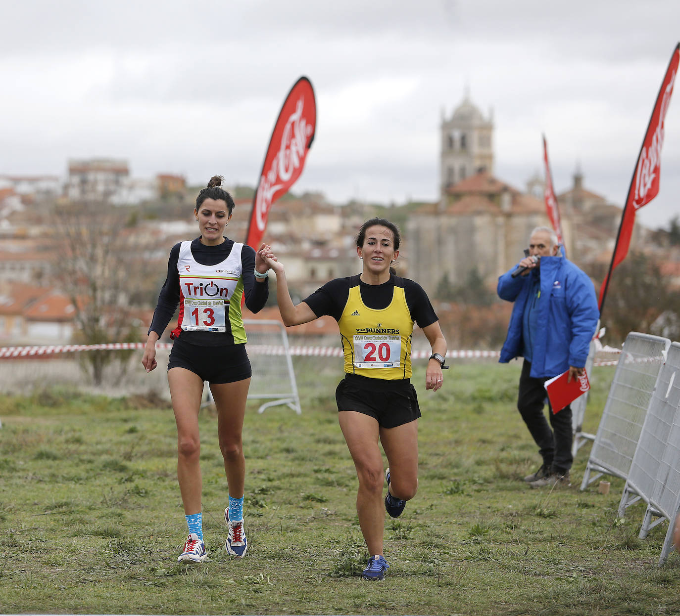 La lluvia y el viento deslucen el cros de dueñas.