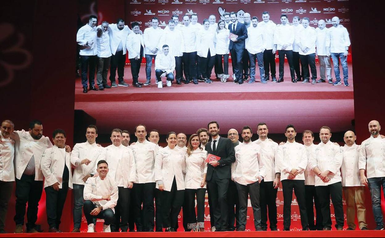 Los cocineros reconocidos con una estrella Michelín posan durante la presentación de la Guía Michelín España y Portugal 2020. 