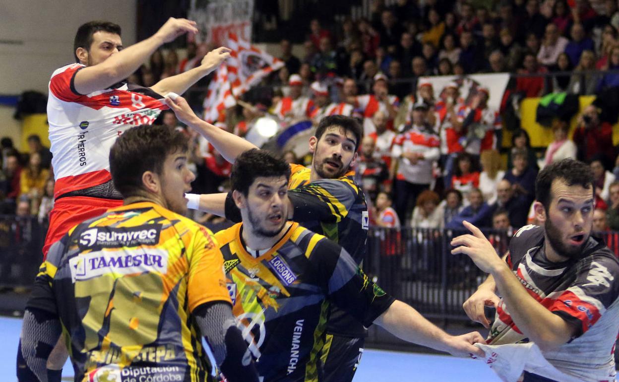 Agus Casado recibe la acción defensiva del Puente Genil en un momento del partido.