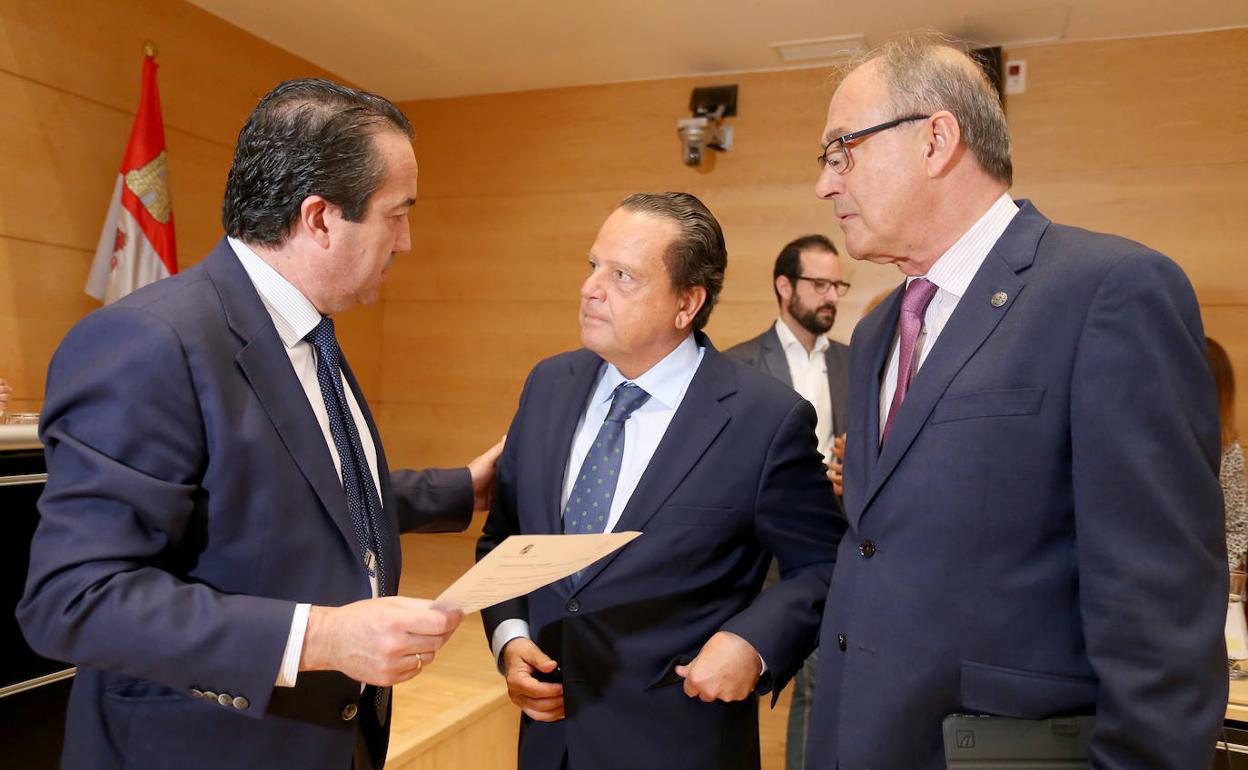 Mario Amilivia, en el centro, conversa con Vidal Galicia, procurador del PP que preside la Comisión de Hacienda, en compañía de Miguel Ángel Jiménez.