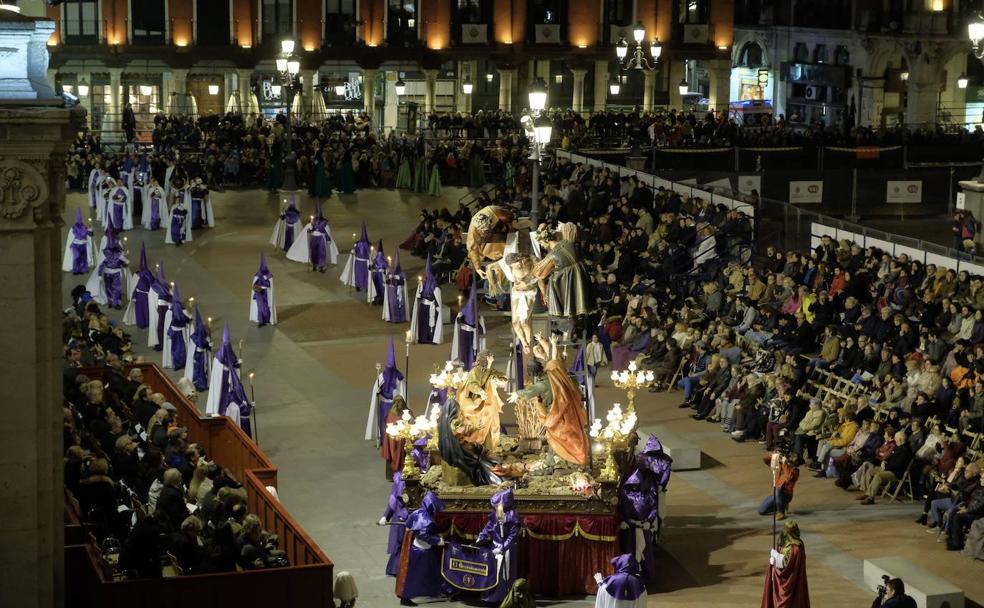 Procesión General del Viernes Santo en la Plaza Mayor de Valladolid. 