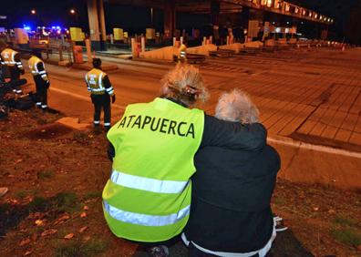 Imagen secundaria 1 - Emoción en la noche del 30 de noviembre del pasado año mientras se retiraban las barreras. 